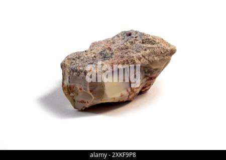 Pelitic Schist Rock, isolata su sfondo bianco da vicino Foto Stock