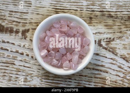 Diversi pezzi di quarzo rosa lucido su sfondo testurizzato. Vista dall'alto minima della fotografia STILL Life a colori Foto Stock