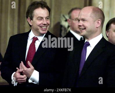 Foto del file datata 20/06/01 dell'allora primo ministro Tony Blair (a sinistra) e del leader conservatore William Hague attraversano la lobby centrale delle camere del Parlamento. Il primo ministro Tony Blair è stato fortemente esortato dagli aiutanti a non cedere alle richieste dell'opposizione per un dibattito televisivo con il suo rivale Tory nel periodo precedente le elezioni generali del 2001, secondo i file del governo appena rilasciati. Data di pubblicazione: Martedì 23 luglio 2024. Foto Stock