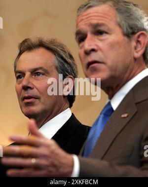 Foto datata 07/07/05 dell'allora primo ministro Tony Blair (a sinistra) in una conferenza stampa con l'allora presidente americano George W Bush. Il governo di Tony Blair ha accusato Israele di aver permesso alle sue truppe di scappare "fuori controllo" durante una grande incursione militare nella Cisgiordania occupata, come dimostrano i documenti ufficiali appena rilasciati. I documenti pubblicati dagli Archivi nazionali di Kew, West London, mostrano l'esasperazione degli alleati occidentali al crescente numero di morti palestinesi mentre le forze di difesa israeliane assediavano il quartier generale del leader palestinese Yasser Arafat. Data di pubblicazione: Giovedì 7 luglio 200 Foto Stock