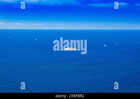 Piccola isola nel mare blu, vista aerea vicino a Primosten, Dalmazia, Croazia Foto Stock