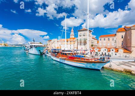 Barche nel porto della città costiera di Trogir in Dalmazia, Croazia Foto Stock