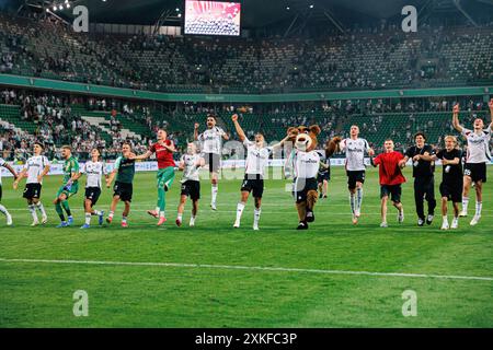 Varsavia, Polonia. 20 luglio 2024. I giocatori del Legia festeggiano dopo aver vinto la partita PKO BP Ekstraklasa tra le squadre di Legia Warszawa e Zaglebie Lubin allo Stadion Miejski Legii Warszawa. Punteggio finale 2:0 credito: SOPA Images Limited/Alamy Live News Foto Stock