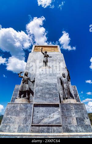 Il Monumento degli Eroi della Rivoluzione greca 1821. A nord del Monastero di Agia Lavra, si erge il monumento della nazione. E' il memoriale del fi Foto Stock