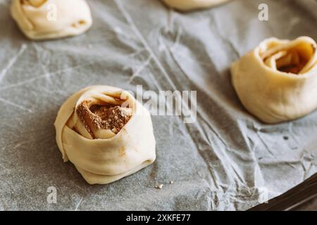 cuocere rotoli artigianali con cannella e zucchero Foto Stock