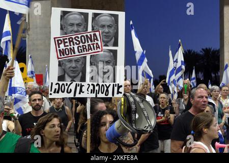 LOD, ISRAELE - 21 LUGLIO: I manifestanti anti anti-governativi e pro-ostaggio tengono segnali e slogan durante una manifestazione contro l'imminente visita del primo ministro Benjamin Netanyahu negli Stati Uniti presso l'aeroporto Ben Gurion vicino a Tel Aviv il 21 luglio 2024 a Lod, Israele. I manifestanti stanno esortando Netanyahu a astenersi dal viaggiare a Washington fino a quando non si raggiungerà un accordo con Hamas per facilitare il ritorno degli ostaggi israeliani detenuti a Gaza. Foto Stock