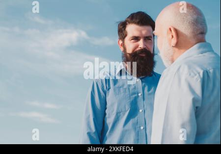 Generazione di famiglia: Sogno futuro e concetto di gente. Concetto di pensione. Uomo di età diversa. Nonno con figlio nel parco. Foto Stock
