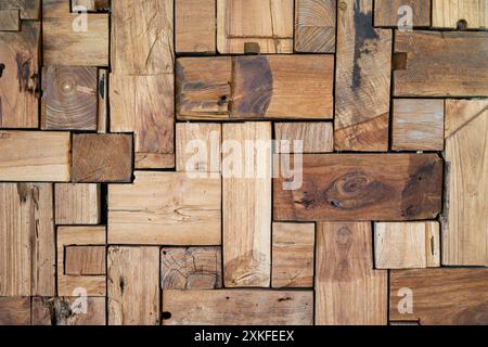 Esclusiva copertura murale in legno recuperato che crea un motivo geometrico Foto Stock