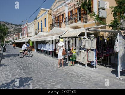 SYMI, GRECIA - 14 LUGLIO 2013: Turisti non identificati che fanno shopping al negozio di souvenir vicino al porto in una calda giornata estiva Foto Stock