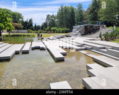 Incarnazione moderna del giardino giapponese a Park Slaski, Chorzów, Polonia, in una giornata di sole dell'estate 2024. Foto Stock