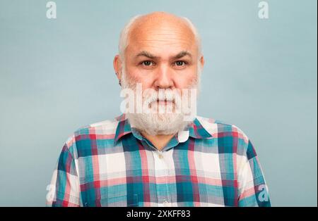 Uomo di mezza età. Ritratto di vecchio uomo calvo con barba grigia ai baffi. Foto Stock