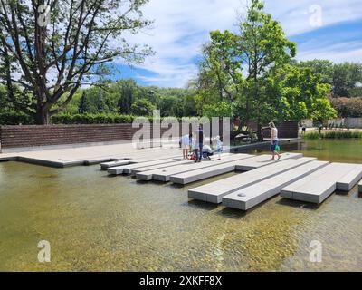 Incarnazione moderna del giardino giapponese a Park Slaski, Chorzów, Polonia, in una giornata di sole dell'estate 2024. Foto Stock