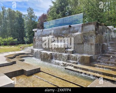 Incarnazione moderna del giardino giapponese a Park Slaski, Chorzów, Polonia, in una giornata di sole dell'estate 2024. Foto Stock