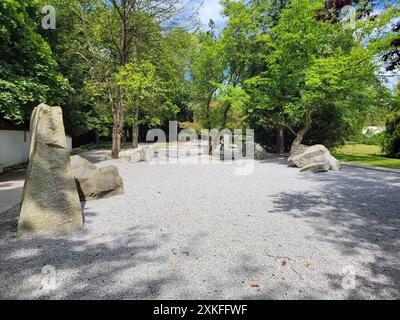 Incarnazione moderna del giardino giapponese a Park Slaski, Chorzów, Polonia, in una giornata di sole dell'estate 2024. Foto Stock