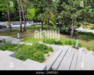 Incarnazione moderna del giardino giapponese a Park Slaski, Chorzów, Polonia, in una giornata di sole dell'estate 2024. Foto Stock