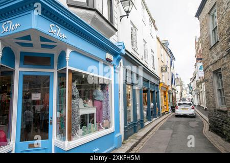 Fowey, città portuale nel sud della Cornovaglia, con stradine e stradine strette per lo shopping, Cornovaglia, Inghilterra, Regno Unito, 2023 Foto Stock