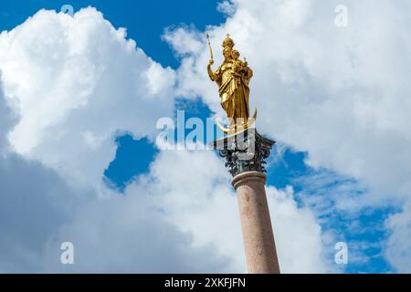 Mariensäule, wechselhaftes Sommerwetter, Himmel über München mit Sonne und Wolken, München, Juli 2024 Deutschland, München, 22. Juli 2024, Mariensäule, wechselhaftes Wetter, Himmel über München mit Sonne und Wolken, Marienplatz, Goldene Marienstatue, Sommer, Bayern, *** colonna mariana, tempo estivo mutevole, cielo sopra Monaco con sole e nuvole, Monaco, 2024 luglio Germania, Monaco, 22 luglio, 2024, colonna mariana, tempo variabile, cielo sopra Monaco con sole e nuvole, Marienplatz, statua dorata della Vergine Maria, estate, Baviera, Foto Stock