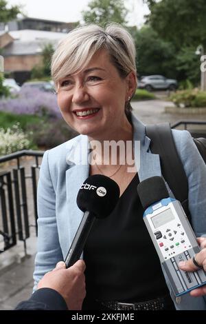 Jambes, Belgio. 23 luglio 2024. Ministro vallone dell'energia, piano aria-clima, alloggi e aeroporti Cecile Neven nella foto all'arrivo per la prima riunione del governo vallone, a Jambes, martedì 23 luglio 2024. BELGA PHOTO BRUNO FAHY credito: Belga News Agency/Alamy Live News Foto Stock