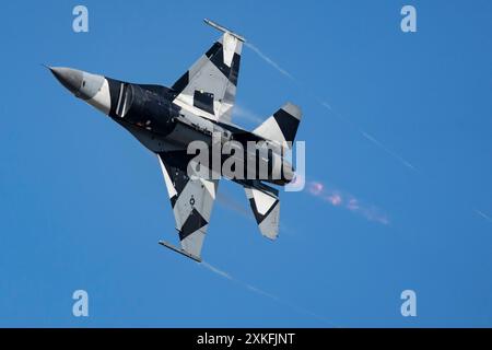 Un F-16 Fighting Falcon della Pacific Air Forces F-16 Demonstration Team si esibisce durante l'Arctic Thunder Open House presso Joint base Foto Stock