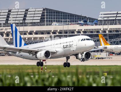 Aeroporto di Stoccarda STR EDDS mit Flugzeug der Fluggesellschaft Condor bei der Landung. REGISTRIERUNG: LZ-FBG, CONDOR, AIRBUS A320-214WL. // 19.07.2024: Stoccarda, Baden-Württemberg, Deutschland, *** Stuttgart Airport STR EDDS con aeromobili della compagnia aerea Condor all'atterraggio immatricolazione LZ FBG, CONDOR, AIRBUS A320 214 WL 19 07 2024 Stoccarda, Baden Württemberg, Germania, Foto Stock