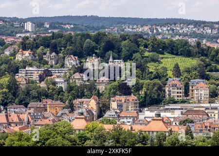 Collegamenti Sanierungsbedürftige Eduard-Mörike-Seniorenwohnanlage an der Karlshöhe a Stoccarda-Süd. // 19.07.2024: Stoccarda, Baden-Württemberg, Deutschland, *** casa di riposo Eduard Mörike che necessita di ristrutturazione a Karlshöhe a Stoccarda, a sinistra 19 07 2024 Stoccarda, Baden Württemberg, Germania, Foto Stock