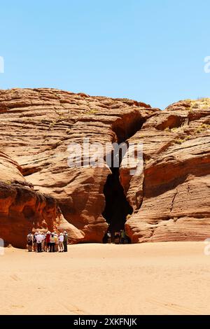 Gruppi turistici all'ingresso dell'Upper Antelope Canyon, Navajo Nation, Arizona, USA Foto Stock