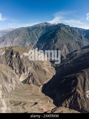 Canyon di Colca, Perù: Vista aerea del famoso Canyon di Colca vicino a Cabanaconde nelle Ande in Perù in Sud America nell'Arequipa regi Foto Stock
