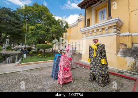 Cardboard Stone Giants, Chiesa di la Merced, Antigua Guatemala, Sacatepéquez Department, Repubblica del Guatemala, America centrale. Foto Stock