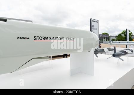 Armi missilistiche MBDA Storm Shadow / SCALP in mostra al Farnborough International Airshow 2024. Armi giuste. Foto Stock