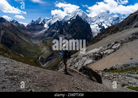 gli escursionisti apprezzano la vista per un momento Foto Stock