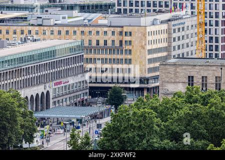 Ausblick auf die Landeshauptstadt Stoccarda. Hindenburgbau, Arnulf-Klett-Platz. // 21.07.2024: Stoccarda, Baden-Württemberg, Germania, Europa *** V Foto Stock