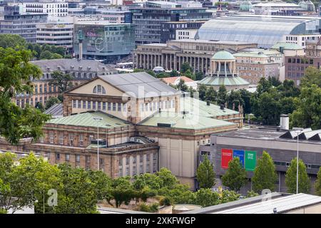 Ausblick auf die Landeshauptstadt Stoccarda. Oper, Schaupspielhaus, Königsbau, Schlossplatz, Kunstmuseum. // 21.07.2024: Stoccarda, Baden-Württemberg, Deutschland, Europa *** Vista della capitale dello stato Stuttgart Opera, Schaupspielhaus, Königsbau, Schlossplatz, Kunstmuseum 21 07 2024 Stoccarda, Baden Württemberg, Germania, Europa Foto Stock