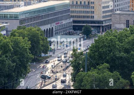 Ausblick auf die Landeshauptstadt Stoccarda. Hindenburgbau, Arnulf-Klett-Platz. // 21.07.2024: Stoccarda, Baden-Württemberg, Deutschland, Europa *** Vista della capitale dello stato Stoccarda Hindenburgbau, Arnulf Klett Platz 21 07 2024 Stoccarda, Baden Württemberg, Germania, Europa Foto Stock