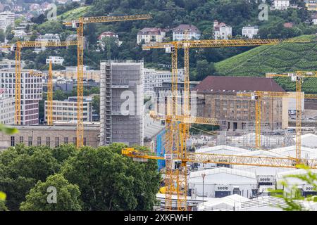 Baustelle Stuttgart 21, neuer Hauptbahnhof. Bonatzbaubau mit Bahnhofsturm. 250 Millionen Euro sollte die Sanierung des Denkmal geschützen Gebäudes kos Foto Stock