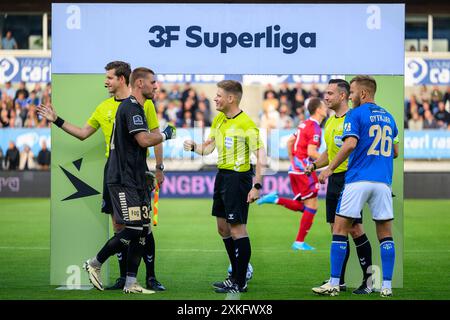 Lyngby, Danimarca. 22 luglio 2024. L'arbitro Jakob Sundberg saluta i giocatori prima della partita danese 3F Superliga tra Lyngby BK e FC Copenhagen al Lyngby Stadion di Lyngby. Credito: Gonzales Photo/Alamy Live News Foto Stock