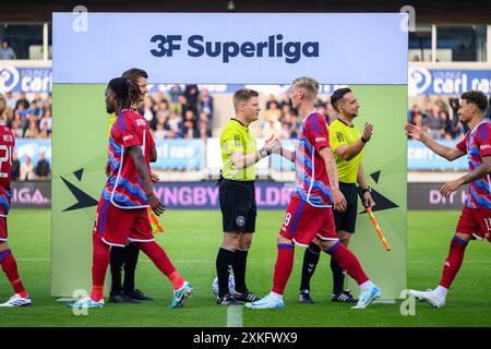 Lyngby, Danimarca. 22 luglio 2024. L'arbitro Jakob Sundberg saluta i giocatori prima della partita danese 3F Superliga tra Lyngby BK e FC Copenhagen al Lyngby Stadion di Lyngby. Credito: Gonzales Photo/Alamy Live News Foto Stock