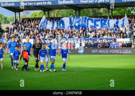 Lyngby, Danimarca. 22 luglio 2024. I giocatori del Lyngby BK entrano in campo per il danese 3F Superliga match tra Lyngby BK e FC Copenhagen al Lyngby Stadion di Lyngby. Credito: Gonzales Photo/Alamy Live News Foto Stock