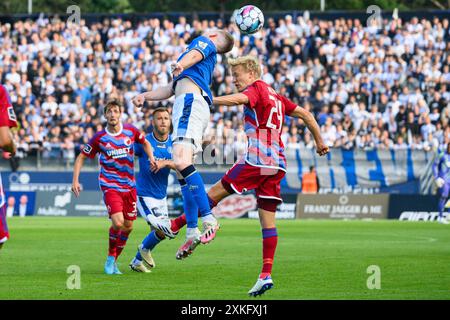 Lyngby, Danimarca. 22 luglio 2024. Saevar Atli Magnusson (21) del Lyngby BK e Birger Meling (24) del FC Copenhagen visto durante il danese 3F Superliga match tra Lyngby BK e FC Copenhagen al Lyngby Stadion di Lyngby. Credito: Gonzales Photo/Alamy Live News Foto Stock