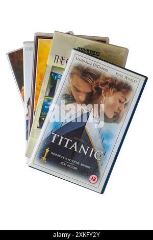 Impilare pile di videocassette VHS con nastro Titanic sulla parte superiore isolato su sfondo bianco Foto Stock