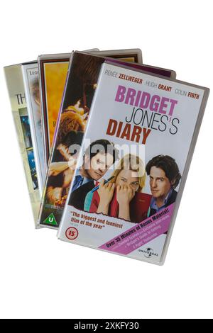Impilare una pila di videocassette VHS con la videocassetta Bridget Jones's Diary sulla parte superiore isolata su sfondo bianco Foto Stock