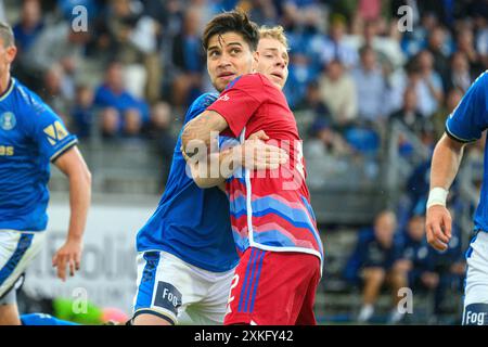 Lyngby, Danimarca. 22 luglio 2024. Kevin Diks (2) del FC Copenhagen e Saevar Atli Magnusson (21) del Lyngby BK visto durante il danese 3F Superliga match tra Lyngby BK e FC Copenhagen al Lyngby Stadion di Lyngby. Credito: Gonzales Photo/Alamy Live News Foto Stock