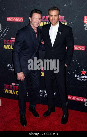 Hugh Jackman e Ryan Reynolds bei der Weltpremiere des Kinofilms Deadpool & Wolverine im David H. Koch Theater. New York, 22.07.2024 *** Hugh Jackman e Ryan Reynolds alla prima mondiale del film Deadpool Wolverine al David H Koch Theater di New York, 22 07 2024 foto:XB.xHinex/xFuturexImagex deadpool wolverine 4617 Foto Stock