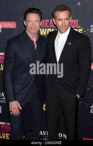 Hugh Jackman e Ryan Reynolds bei der Weltpremiere des Kinofilms Deadpool & Wolverine im David H. Koch Theater. New York, 22.07.2024 *** Hugh Jackman e Ryan Reynolds alla prima mondiale del film Deadpool Wolverine al David H Koch Theater di New York, 22 07 2024 foto:XB.xHinex/xFuturexImagex deadpool wolverine 4620 Foto Stock