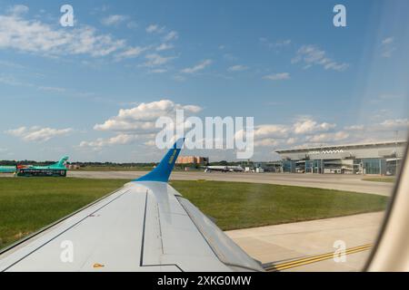 Ucraina, Odesa - 3 agosto 2021: Presso l'aeroporto ODS attendono la partenza. Il piano alare è fuori dalla finestra. Finestra del terminale di Odesa. Foto Stock