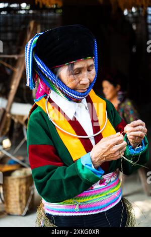 Le donne vietnamite indossano abiti tradizionali Foto Stock