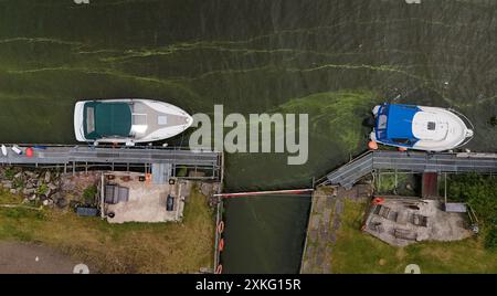 Vista generale delle concentrazioni di alghe Blue Green sulle rive del Lough Neagh nel Co Antrim. Data foto: Martedì 23 luglio 2024. Foto Stock