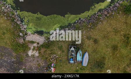 Vista generale delle concentrazioni di alghe Blue Green sulle rive del Lough Neagh nel Co Antrim. Data foto: Martedì 23 luglio 2024. Foto Stock