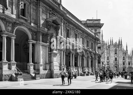 B&W Palazzo dei Giureconsulti in Piazza dei Mercanti con la statua di Sant'Ambrogio, patrono della città, e il Duomo di Milano, Lombardia, Italia Foto Stock