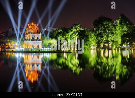 Vista notturna del lago Sword e della Turtle Tower. Hanoi Foto Stock