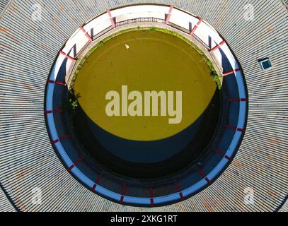 Anqing, Cina. 23 luglio 2024. Un edificio quadrato e un edificio rotondo sono visibili nella cittadina di Maojianshan, contea di Yuexi, ad Anqing, Cina, il 22 luglio, 2024. (foto di Costfoto/NurPhoto) credito: NurPhoto SRL/Alamy Live News Foto Stock